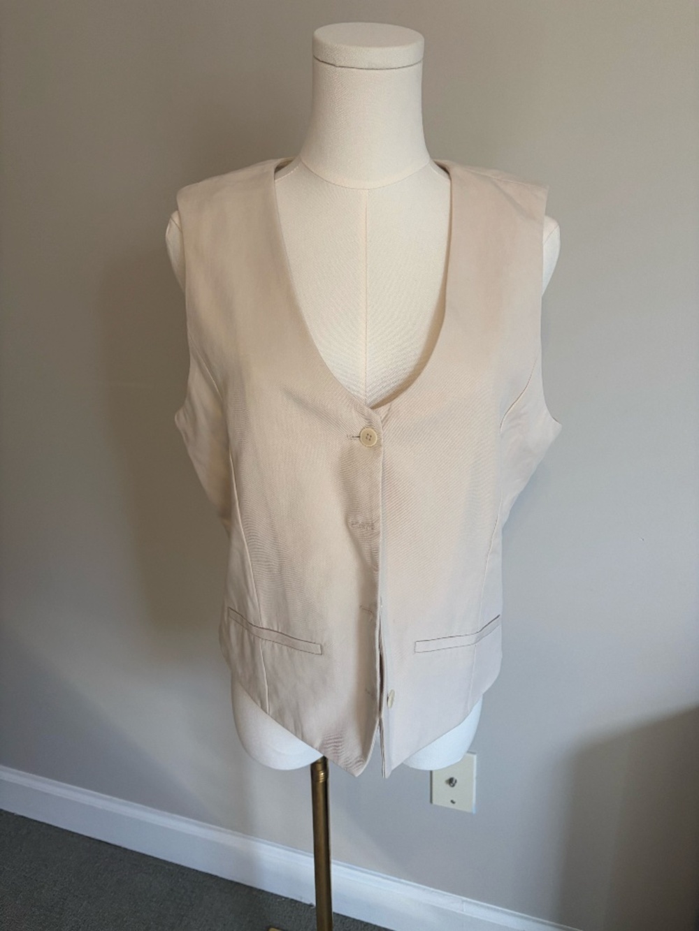 Vuori Tailored Button Front Vest Beige Cream Size Large NWOT